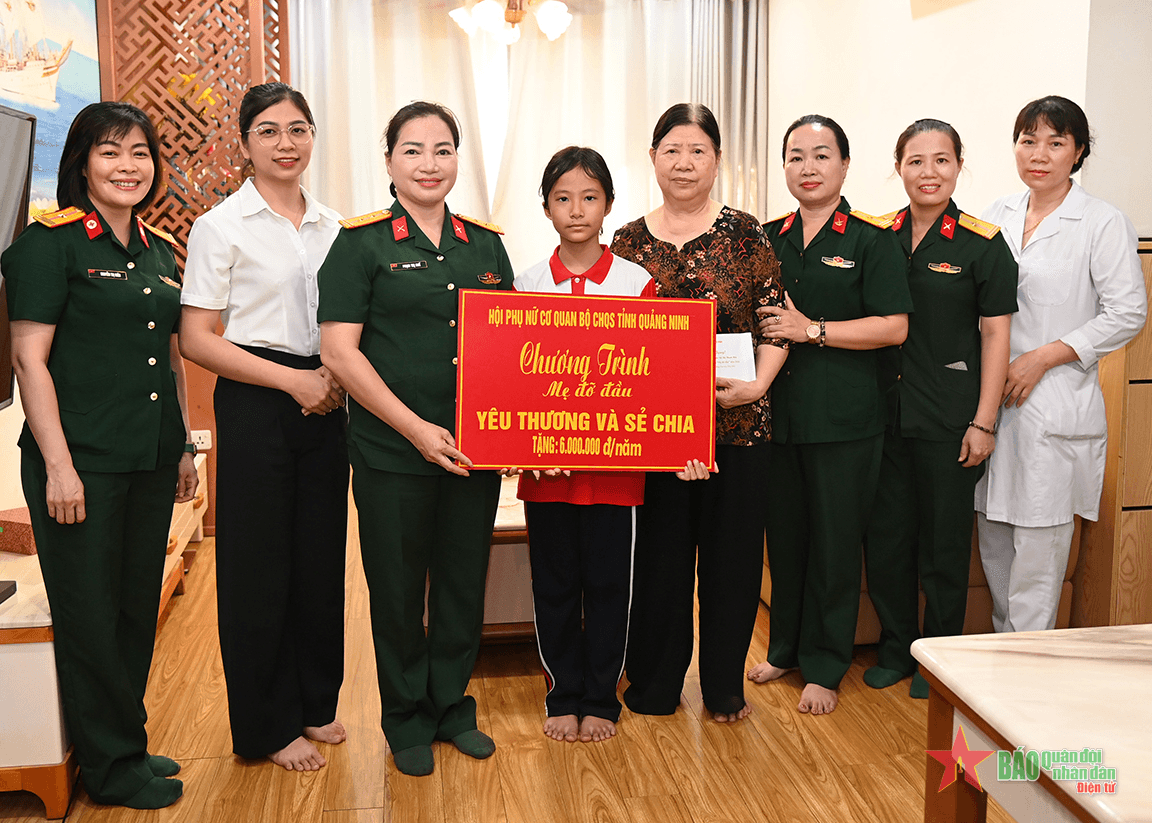Phụ nữ cơ quan Bộ CHQS tỉnh Quảng Ninh: Trao kinh phí hỗ trợ chương trình “Mẹ đỡ đầu”