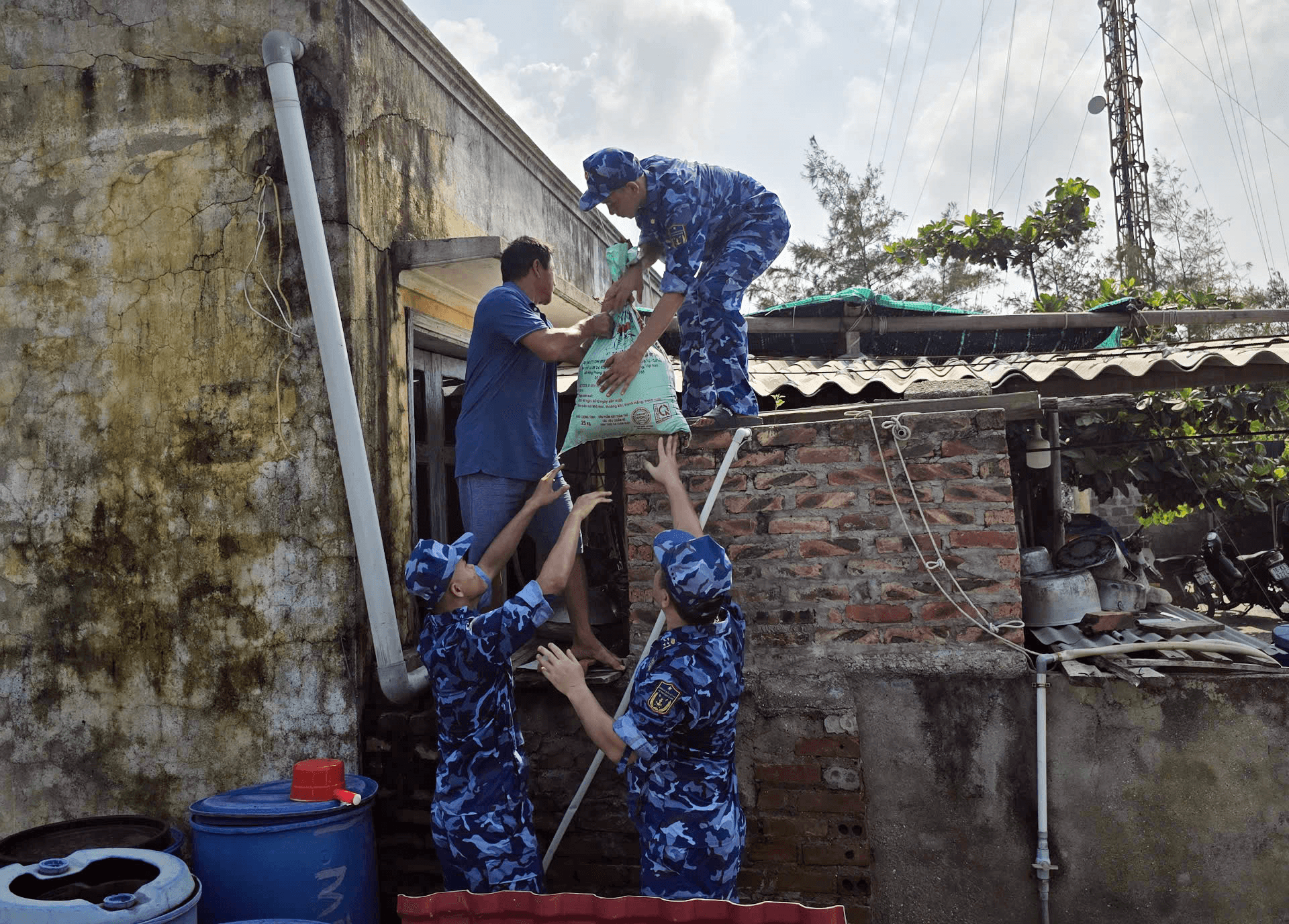 Trạm 1 Cảnh sát biển giúp ngư dân huyện đảo Bạch Long Vĩ ứng phó với bão số 3
