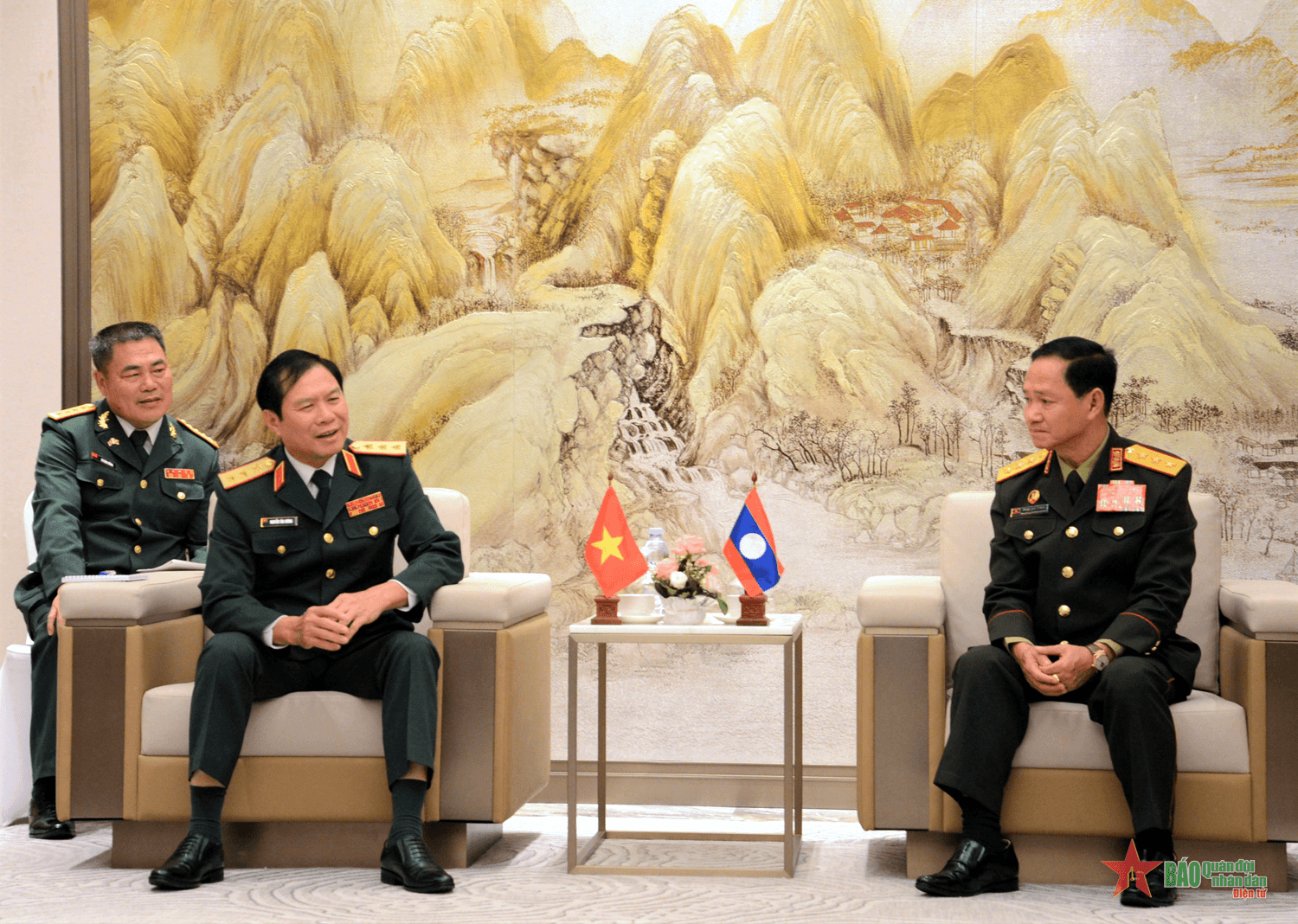 Thượng tướng Nguyễn Tân Cương gặp song phương Tổng Tham mưu trưởng Quân đội nhân dân Lào