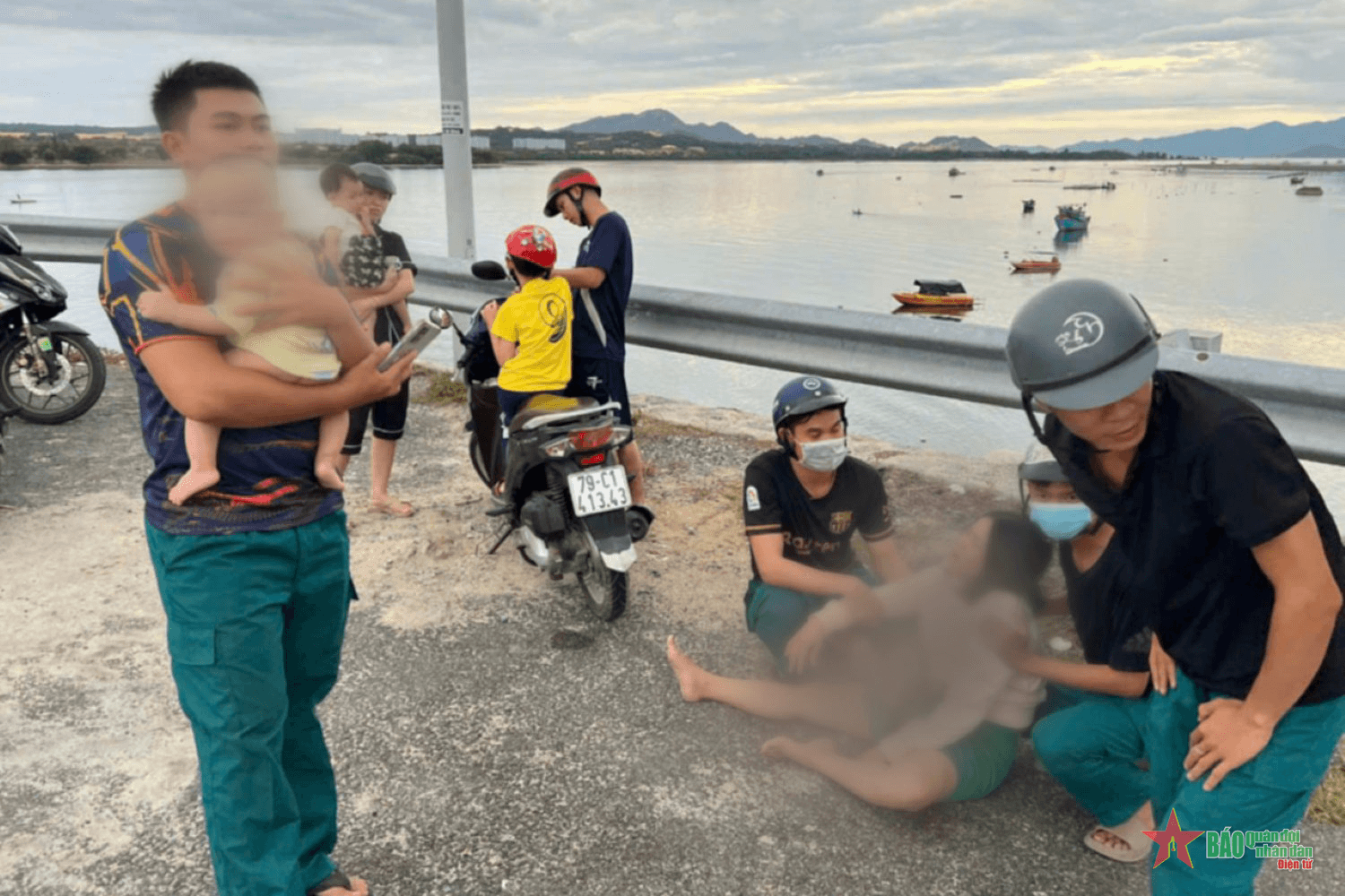 Lực lượng dân quân ngăn chặn kịp thời người phụ nữ ôm con tự vẫn