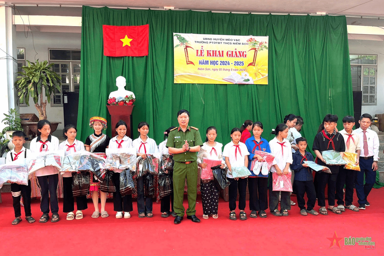 Huyện Mèo Vạc (Hà Giang): Tặng quà học sinh khó khăn nhân dịp khai giảng năm học mới