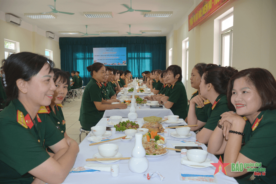 Tổ chức “Bữa cơm công đoàn” ở Kho J112, Cục Xe - Máy