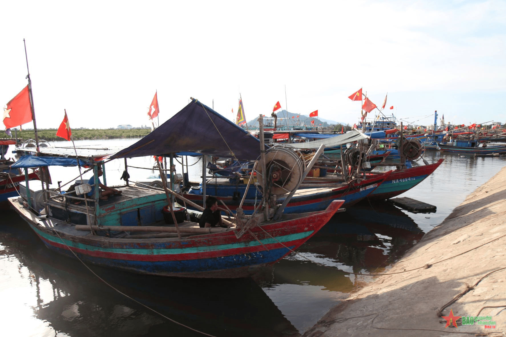 Hà Tĩnh kêu gọi tàu thuyền tránh trú bão số 3