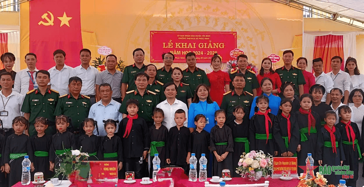 Viện Lịch sử Quân sự tặng quà nhân dịp năm học mới