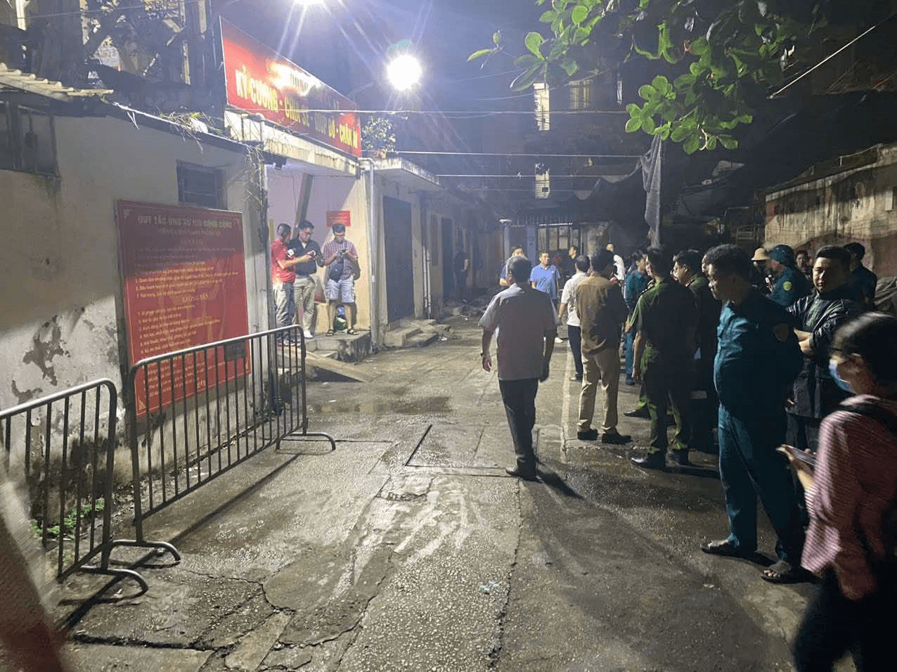 Di dời 160 dân chung cư A7 Tân Mai tránh bão số 3 ngay trong đêm