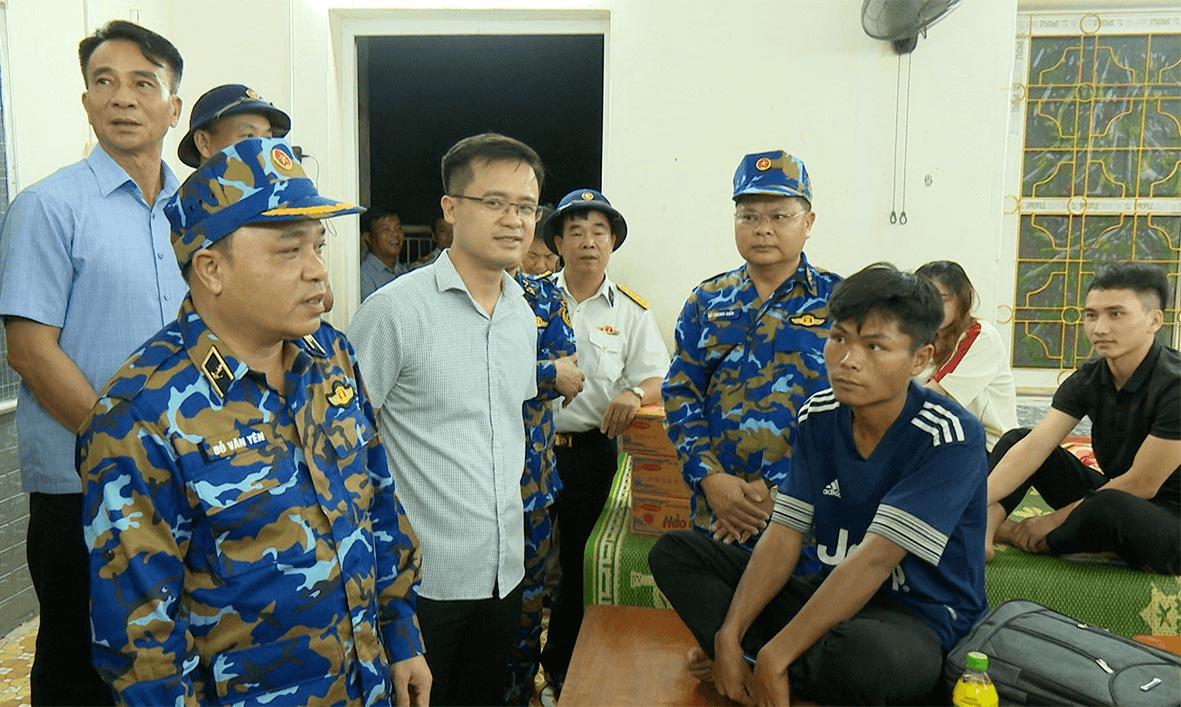 Quân chủng Hải quân thăm, động viên nhân dân Hải Phòng tránh bão số 3