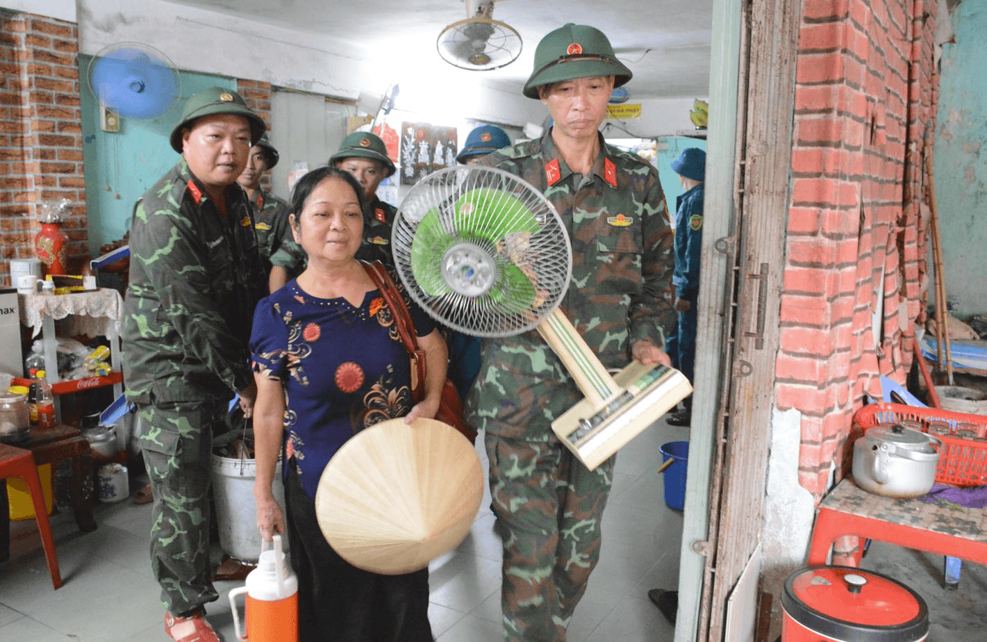 Bộ đội, dân quân giúp đỡ nhân dân di dời tránh bão