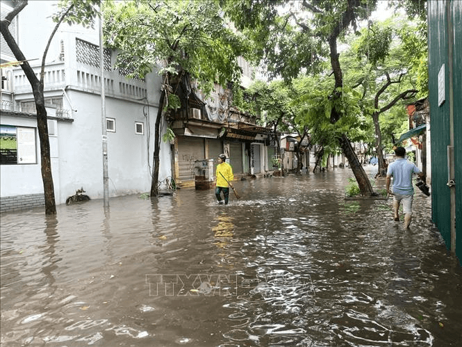 Cảnh báo mưa lớn kèm dông sét ở khu vực Hà Nội