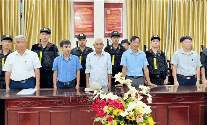 Bắt 5 lãnh đạo, nguyên lãnh đạo xã về tội lợi dụng chức vụ, quyền hạn trong khi thi hành công vụ