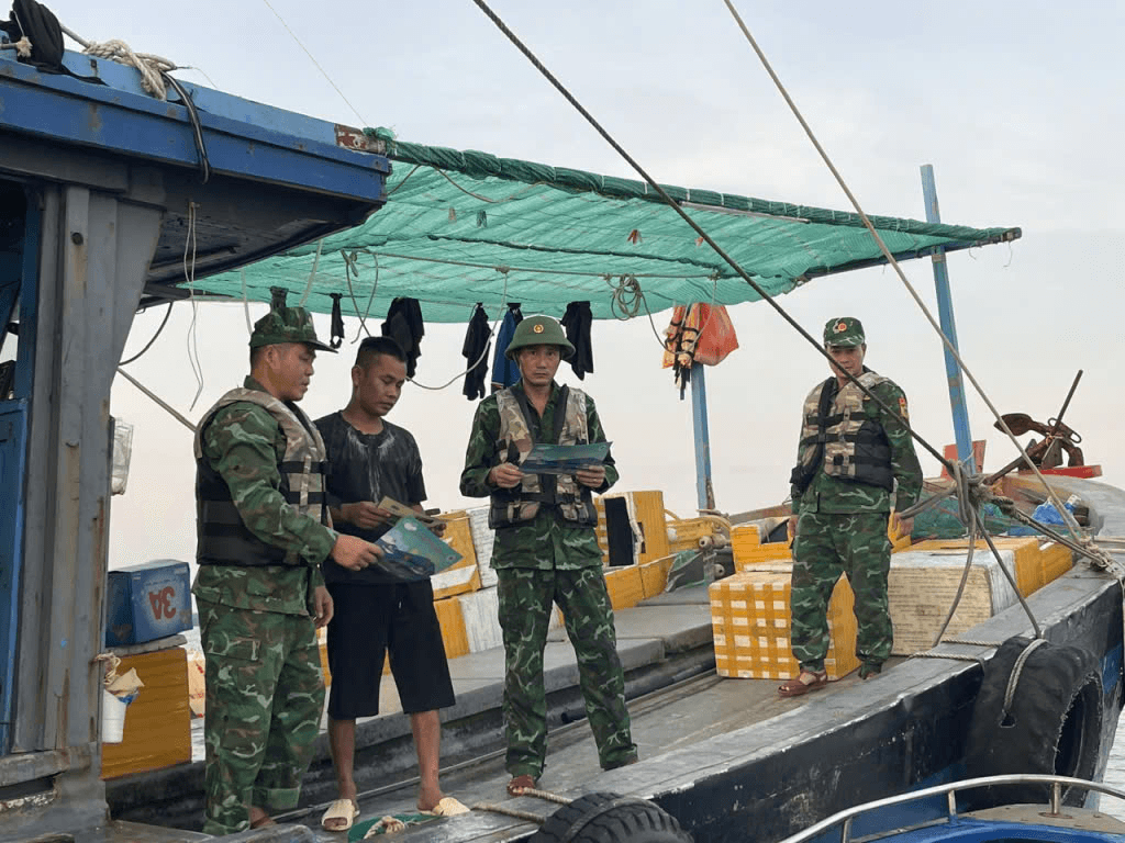 Ứng phó bão số 3: Quảng Ninh tạm dừng khai thác các chuyến bay và cấm biển