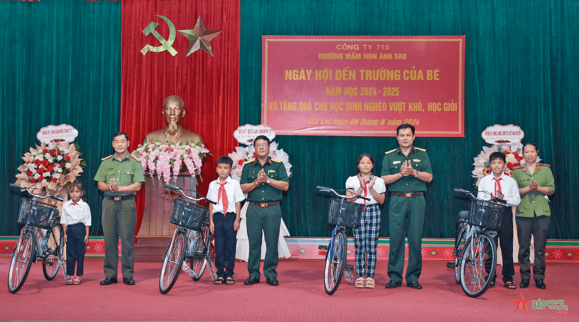 Công ty 715 phối hợp trao 10 chiếc xe đạp tặng các em học sinh