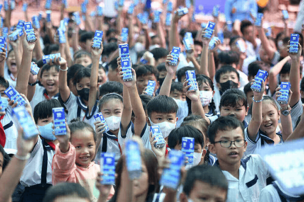 Niềm vui bất ngờ ngày khai giảng dành tặng học sinh khó khăn tỉnh Bến Tre