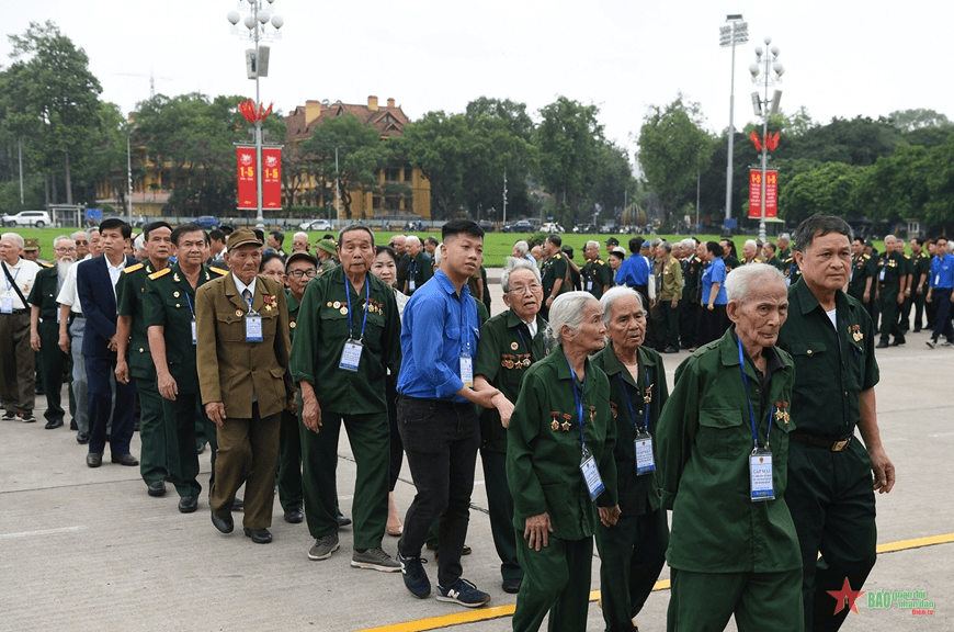 Hỏi-đáp pháp luật: Hồ sơ đề nghị hưởng bảo hiểm y tế của thanh niên xung phong