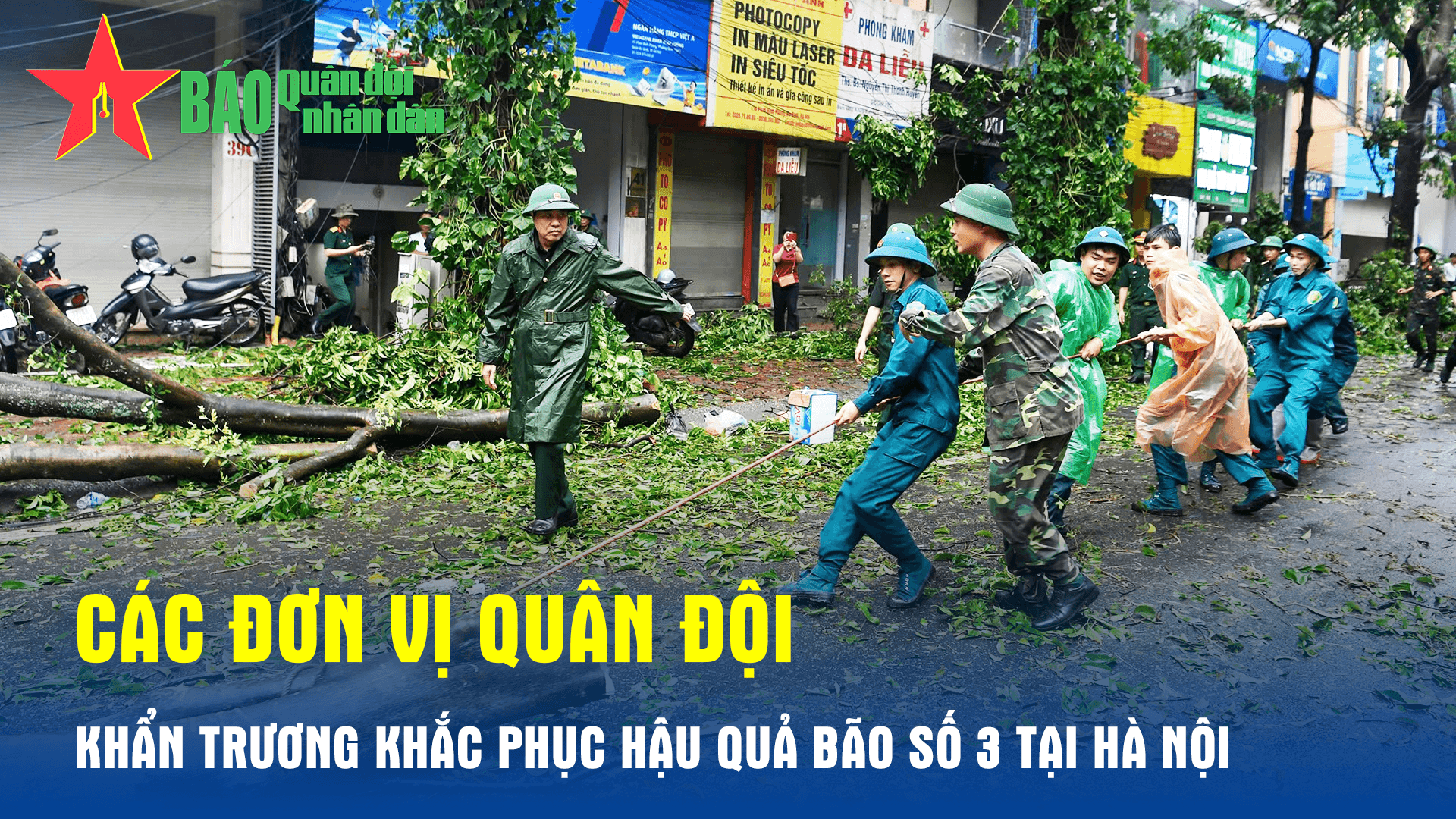 Cán bộ, chiến sĩ quân đội giúp dân khắc phục hậu quả bão số 3 tại Hà Nội (clip)