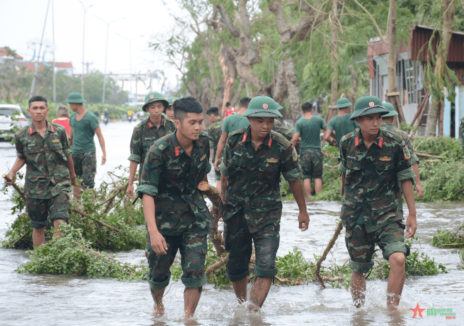 Hải Phòng: Cán bộ, chiến sĩ Quân đội khẩn trương khắc phục hậu quả sau bão số 3