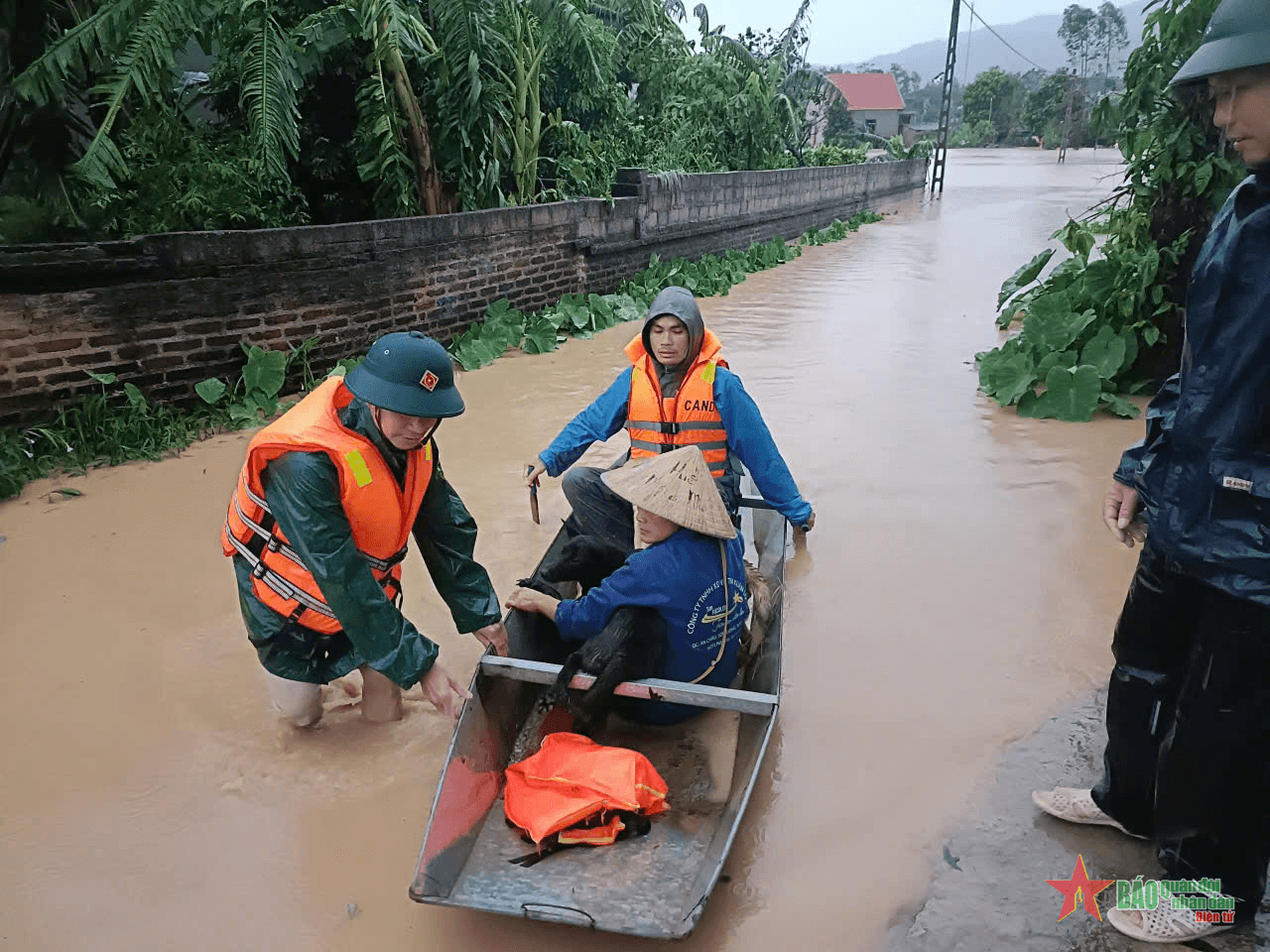 LLVT tỉnh Bắc Giang huy động cán bộ, chiến sĩ, dân quân tự vệ giúp nhân dân sau bão