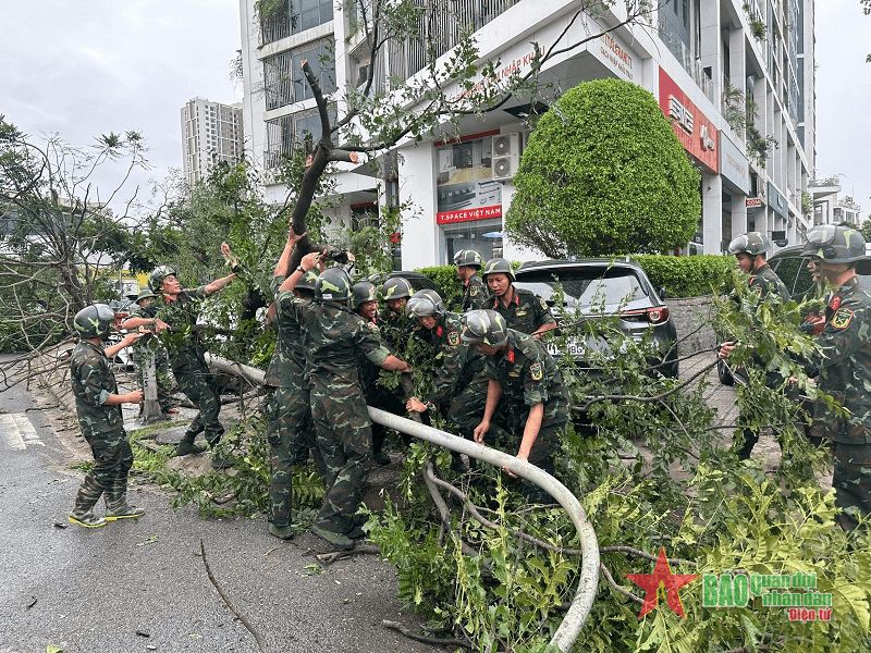 Sư đoàn 301 huy động lực lượng giúp người dân khắc phục hậu quả bão số 3