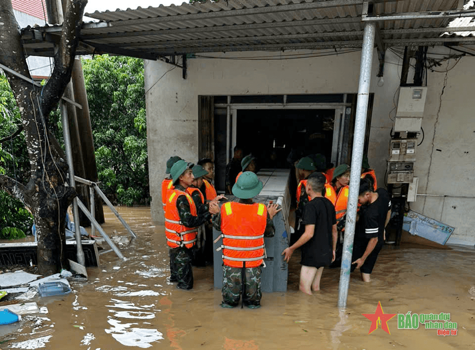 Hơn 300 cán bộ, chiến sĩ Sư đoàn 325, Quân đoàn 12 giúp dân khắc phục hậu quả bão số 3