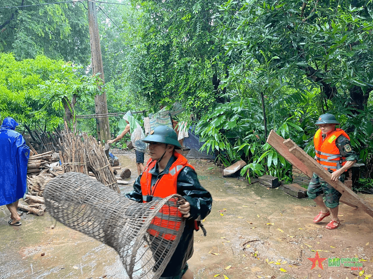 Hàng trăm cán bộ, chiến sĩ lực lượng vũ trang tỉnh Sơn La và Hòa Bình giúp dân khắc phục hậu quả cơn bão số 3