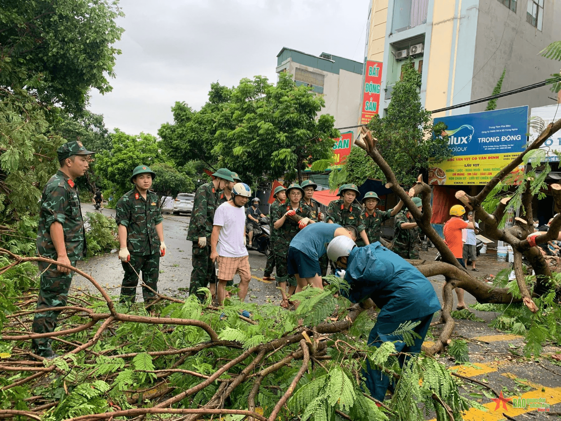 Cán bộ, học viên Học viện Quân y tích cực giúp dân khắc phục hậu quả sau mưa bão