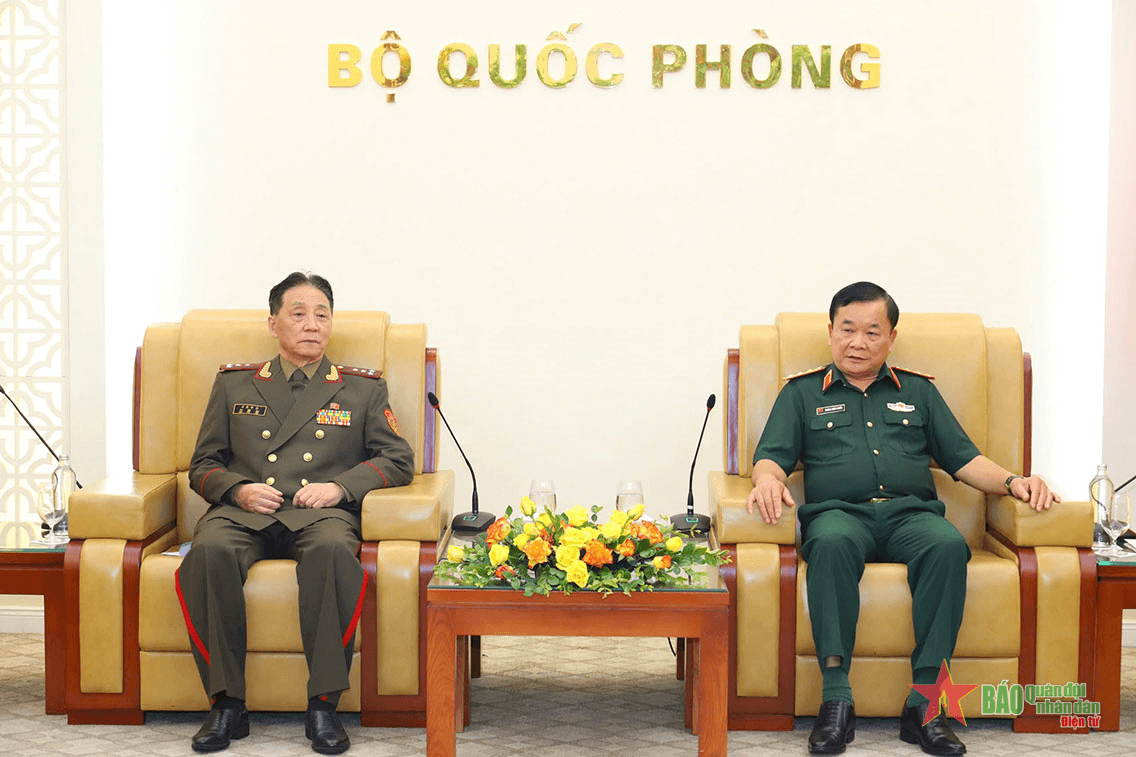 Thượng tướng Hoàng Xuân Chiến tiếp Tùy viên Quốc phòng Triều Tiên tại Việt Nam