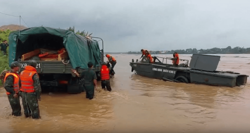 Quân đội khẩn trương triển khai cứu hộ-cứu nạn và khắc phục sự cố sập cầu Phong Châu