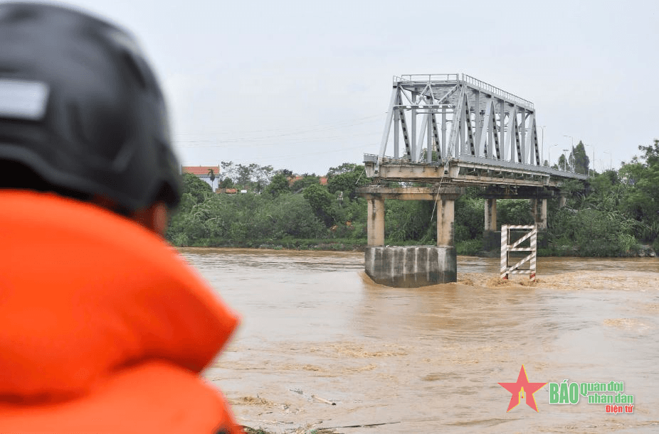 Sở chỉ huy tiền phương và đường dây nóng vụ sập cầu Phong Châu