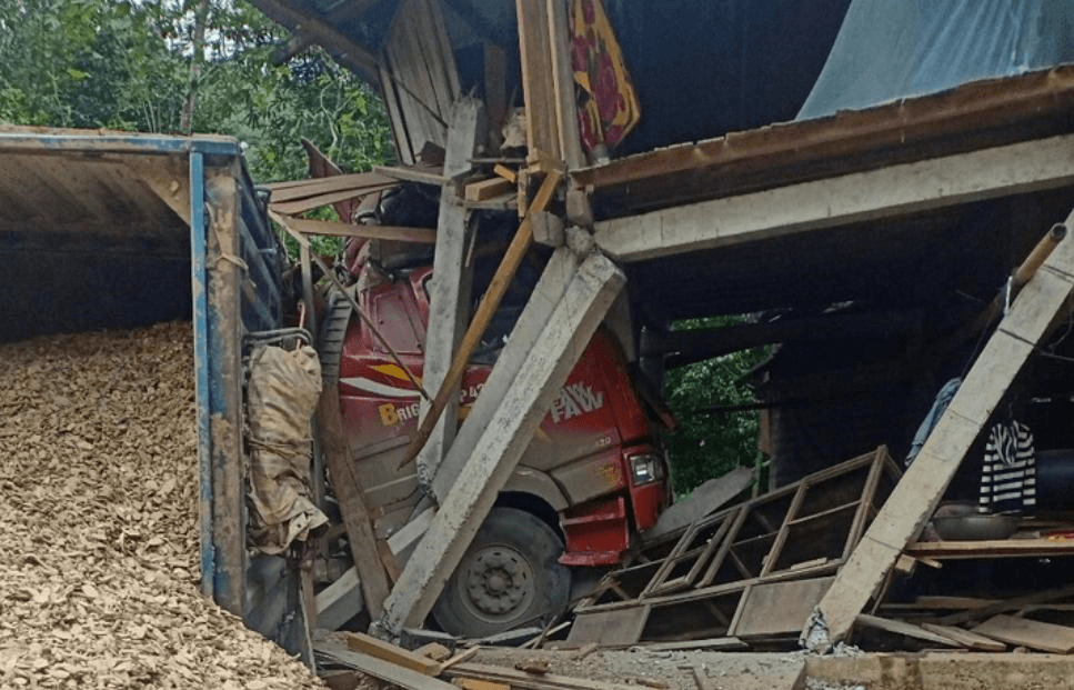 Quảng Trị: Lật xe ô tô đầu kéo, 1 người tử vong