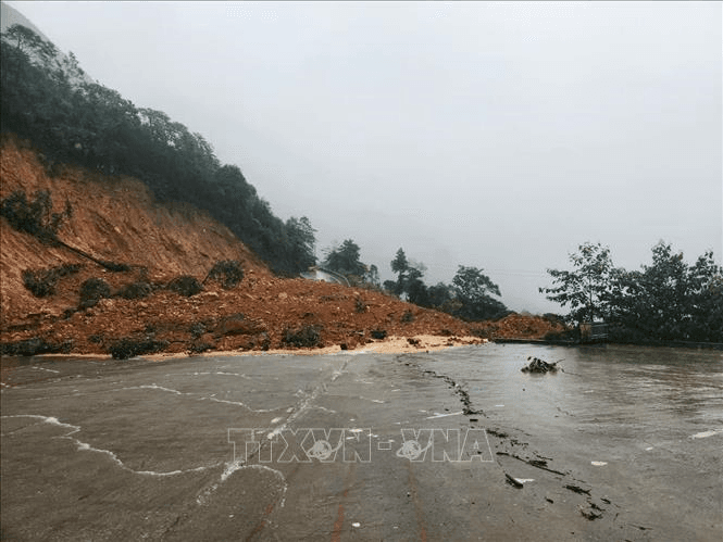 Lai Châu: Sạt lở gây ách tắc giao thông trên quốc lộ 4D