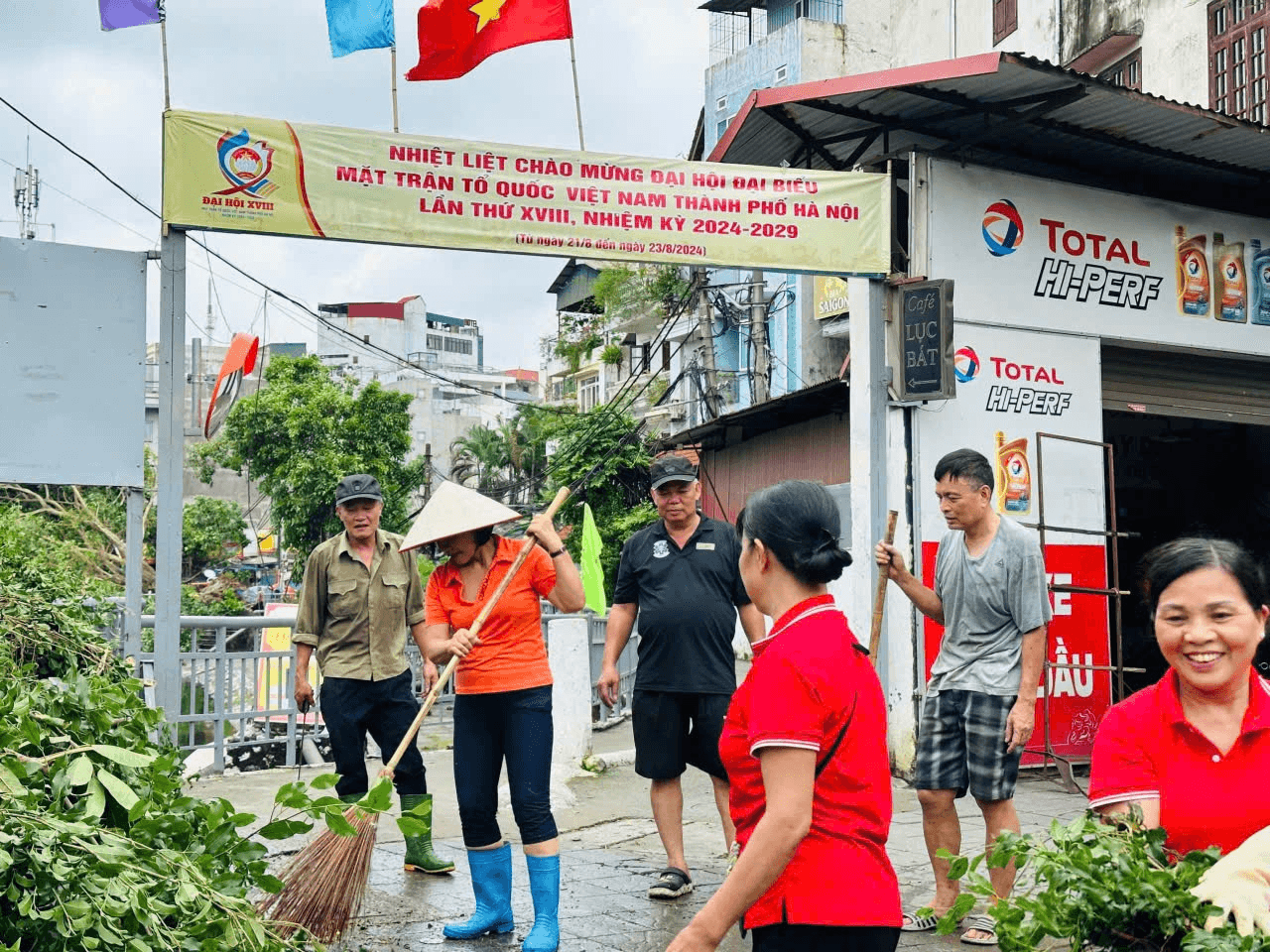 Cán bộ, hội viên Hội Chữ thập đỏ thành phố Hà Nội thu gom cây xanh bị đổ