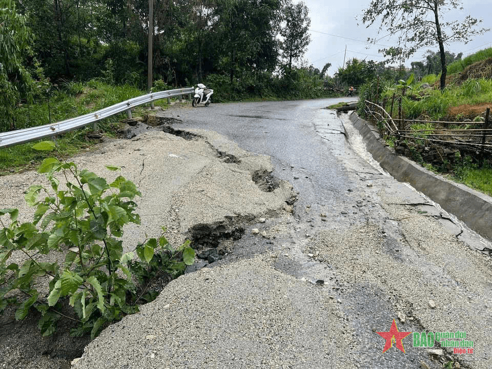 Lai Châu: Mưa lớn gây sạt lở đất và ách tắc giao thông