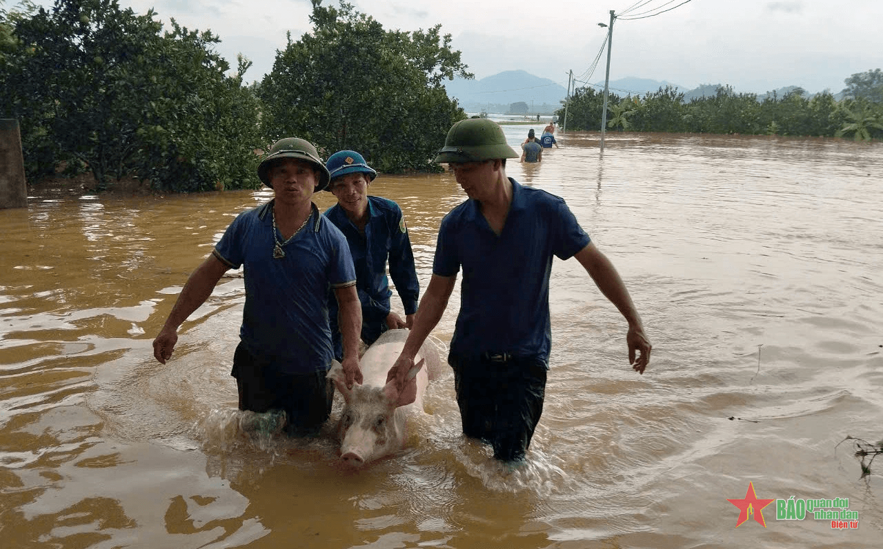 Lực lượng vũ trang tỉnh Tuyên Quang: Giúp nhân dân khắc phục hậu quả bão số 3