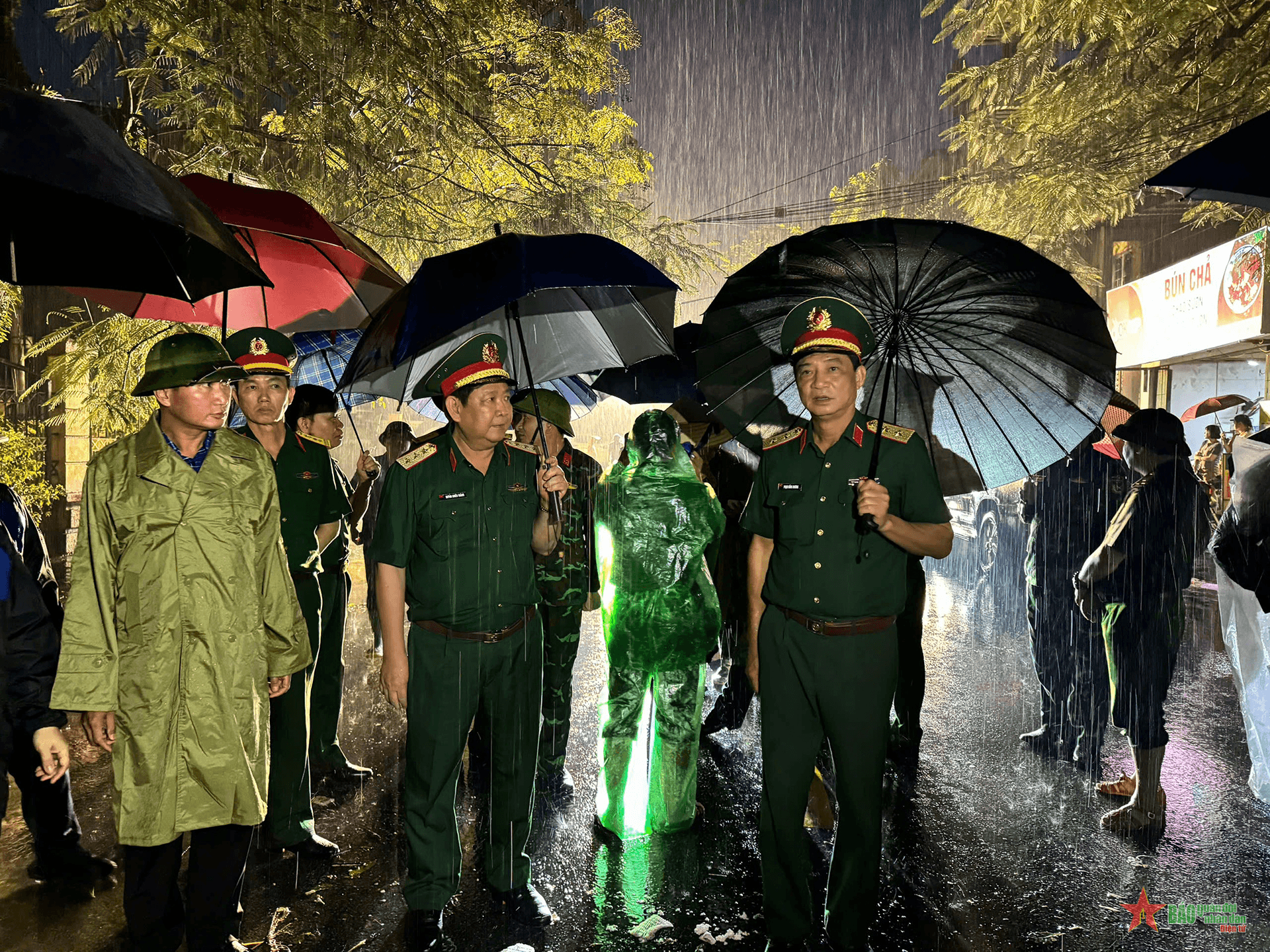 Thượng tướng Huỳnh Chiến Thắng kiểm tra, chỉ đạo, động viên bộ đội khắc phục lũ lụt tại Yên Bái
