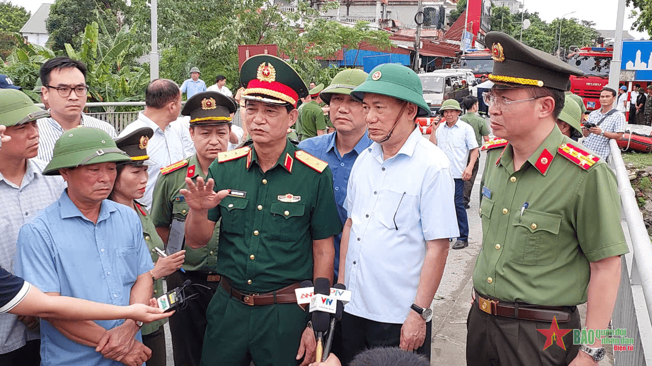 Phó thủ tướng Hồ Đức Phớc trực tiếp kiểm tra và chỉ đạo vụ sập cầu Phong Châu
