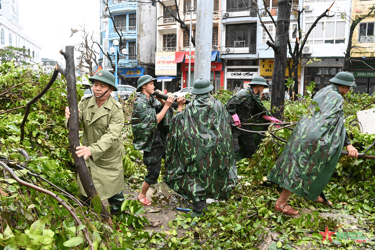 Thắm tình quân dân sau bão