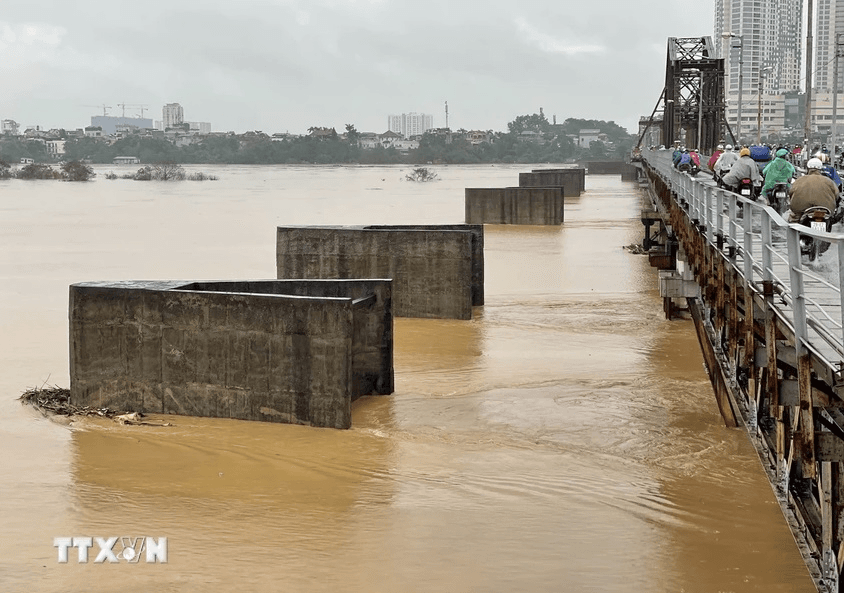Hà Nội sẵn sàng hộ đê, sơ tán người dân ven sông Hồng, sông Đà, sông Đuống
