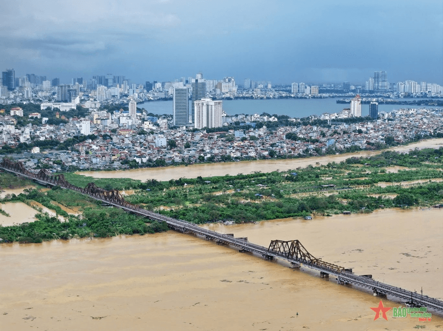 Toàn cảnh mực nước sông Hồng dâng cao