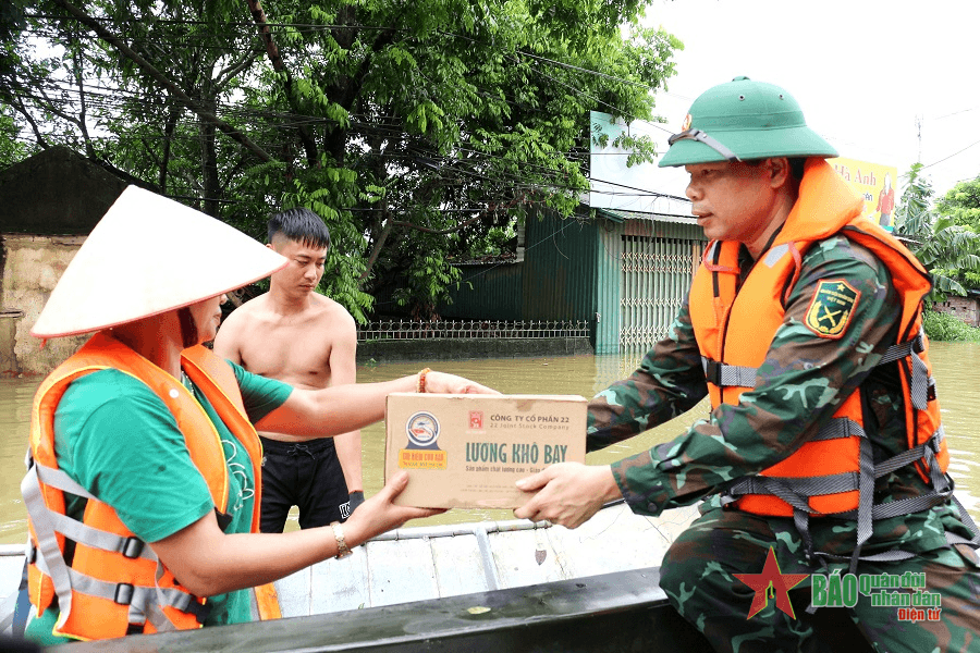 Quân khu 1: Ủng hộ 150kg lương khô cho nhân dân xã Linh Sơn, thành phố Thái Nguyên