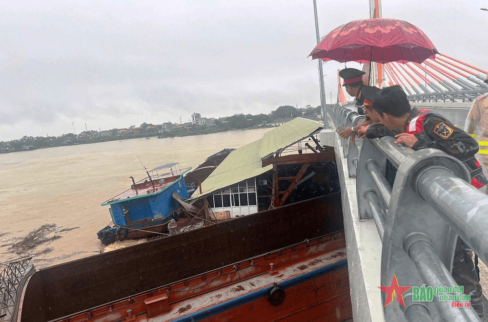 Tạm cấm các phương tiện di chuyển qua cầu Vĩnh Phú