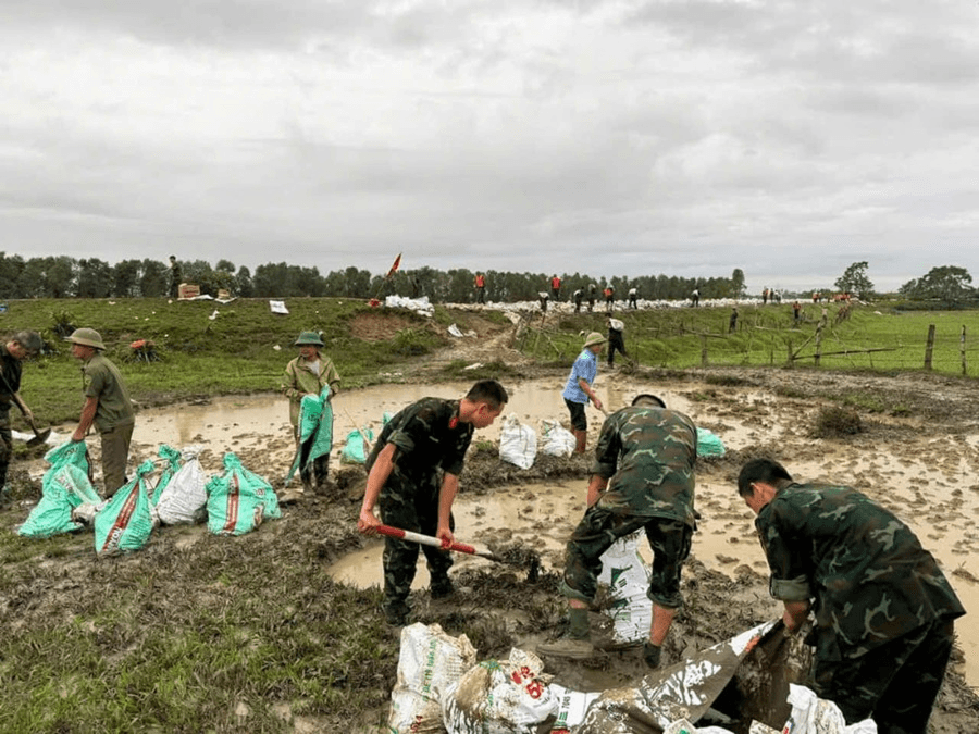 Đê Bối thôn Đa Hội, xã Hợp Thịnh (Hiệp Hòa, Bắc Giang) bị tràn 30m