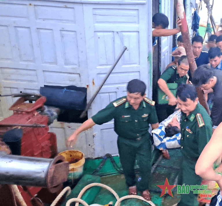Thanh Hóa: Phối hợp đưa ngư dân bị tai biến đi cấp cứu