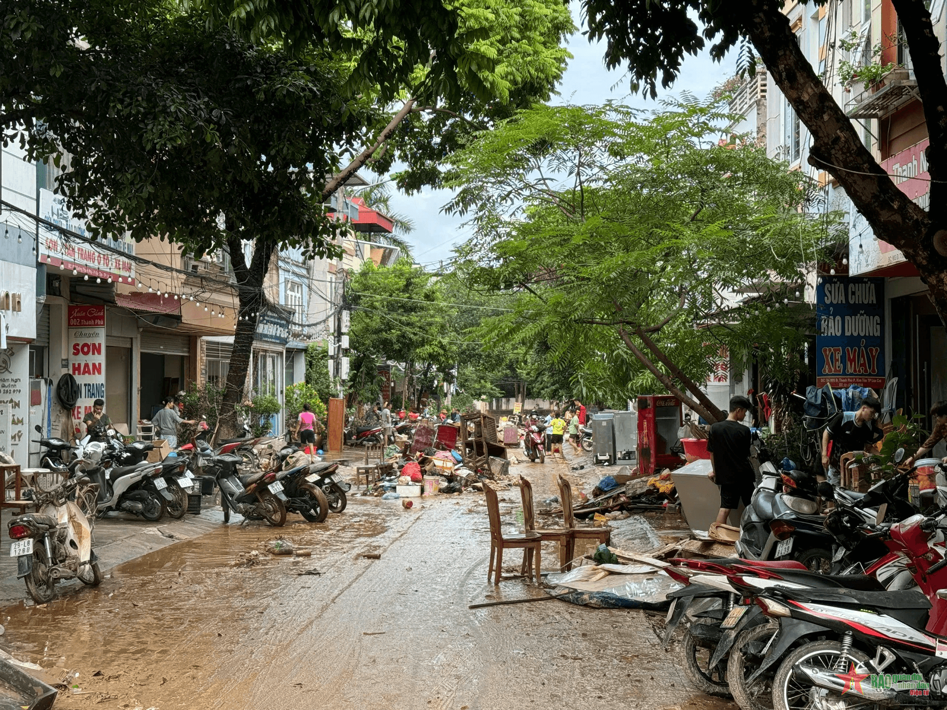 Người dân Lào Cai bắt tay vào dọn dẹp sau bão số 3