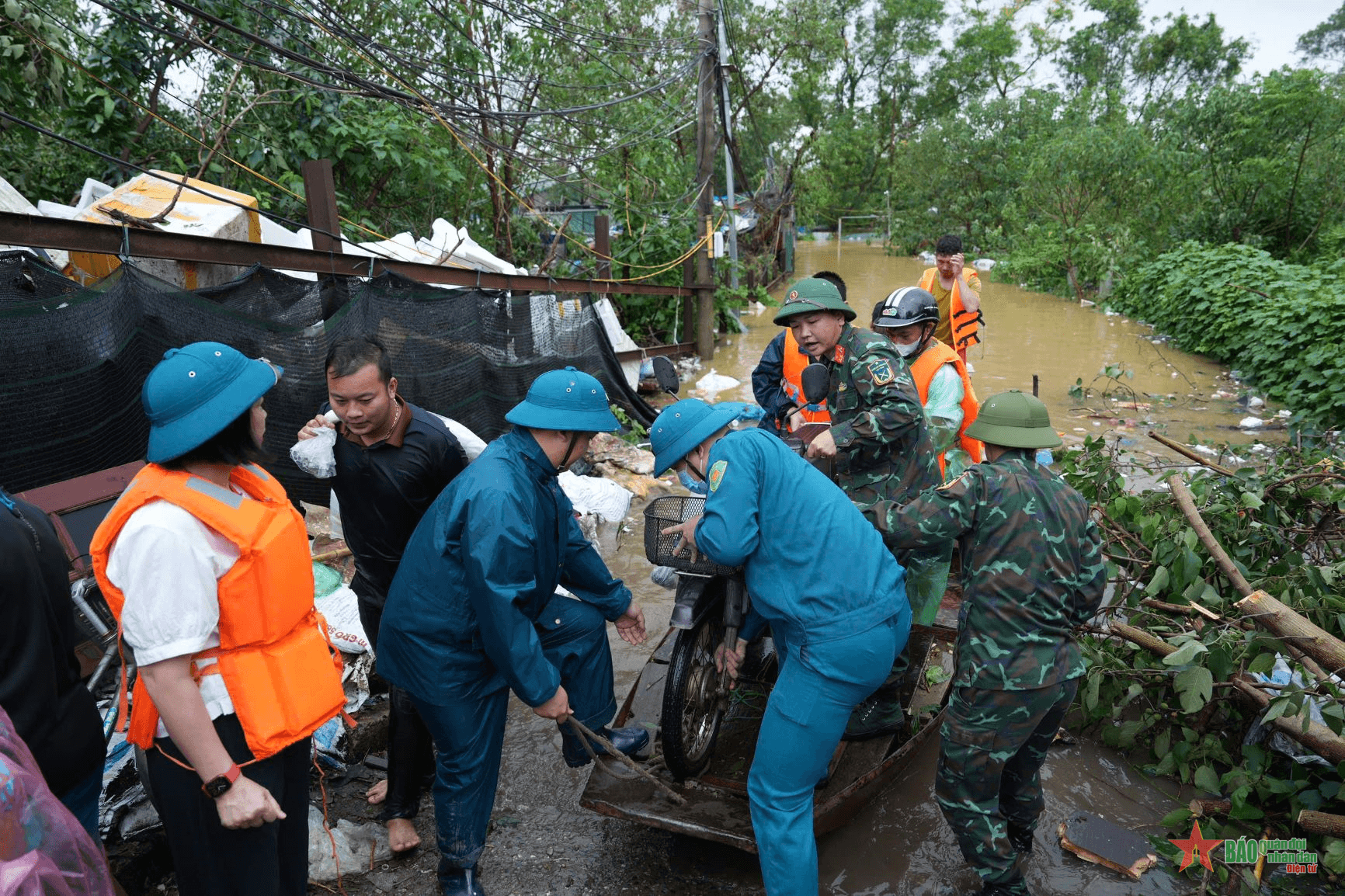 Quận Tây Hồ (TP Hà Nội): Hỗ trợ người dân phường Ngọc Thụy, quận Long Biên ra khỏi bãi giữa sông Hồng