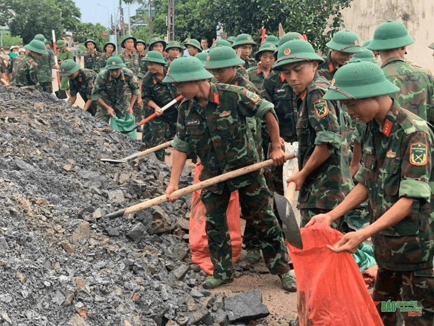 Sư đoàn 3 (Quân khu 1) nỗ lực giúp dân khắc phục hậu quả bão lũ