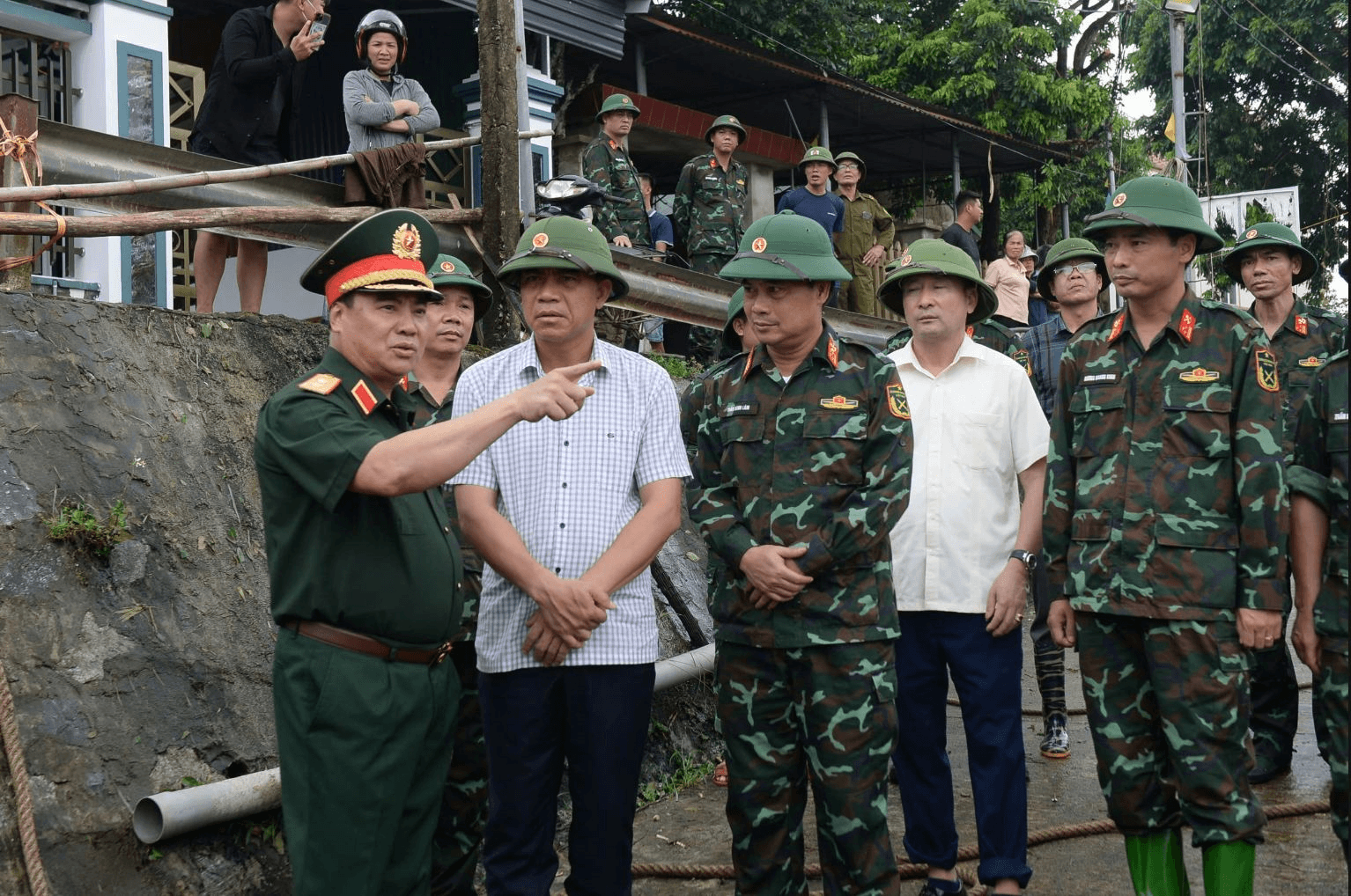 Trung tướng Phạm Đức Duyên kiểm tra công tác chuẩn bị phương tiện thay thế tại cầu Phong Châu