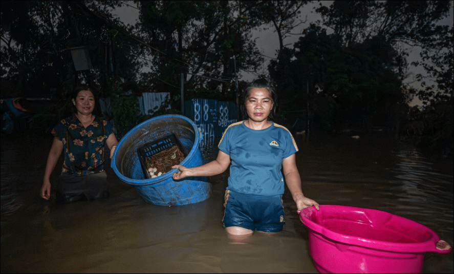 Nước sông Hồng dâng rất nhanh, người Hà Nội "chạy ngập" xuyên đêm