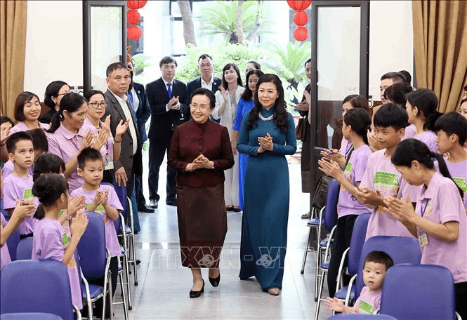 Phu nhân Ngô Phương Ly và Phu nhân Naly Sisoulith thăm Làng trẻ em Birla Hà Nội