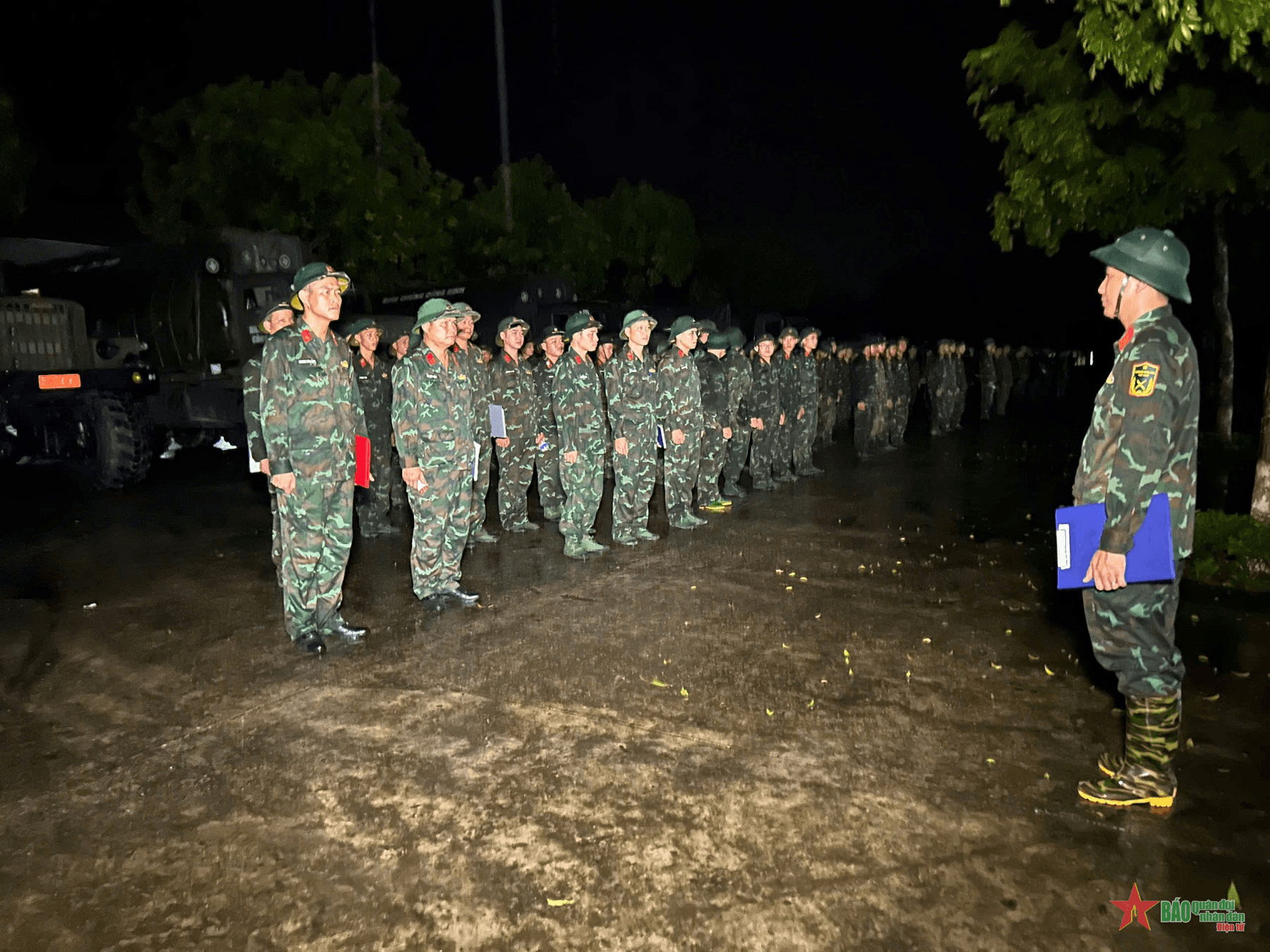 Sẵn sàng ghép cầu phao tại khu vực cầu Phong Châu