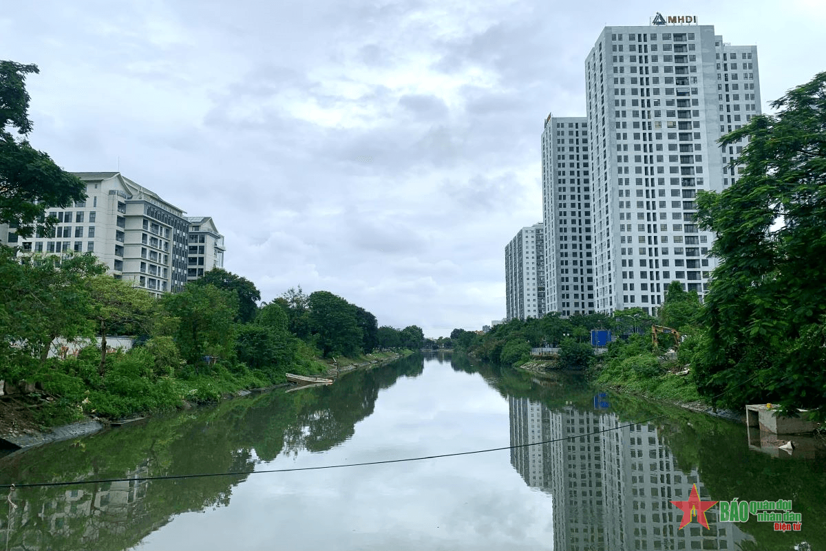 Nước sông Tô Lịch dâng cao, đổi màu sau bão số 3