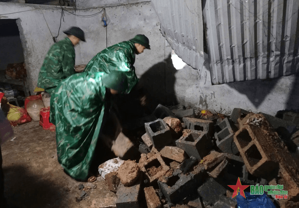 Bộ đội Biên phòng tỉnh Lai Châu: Hơn 30 cán bộ, chiến sĩ giúp dân khắc phục hậu quả sập nhà do sạt lở đất